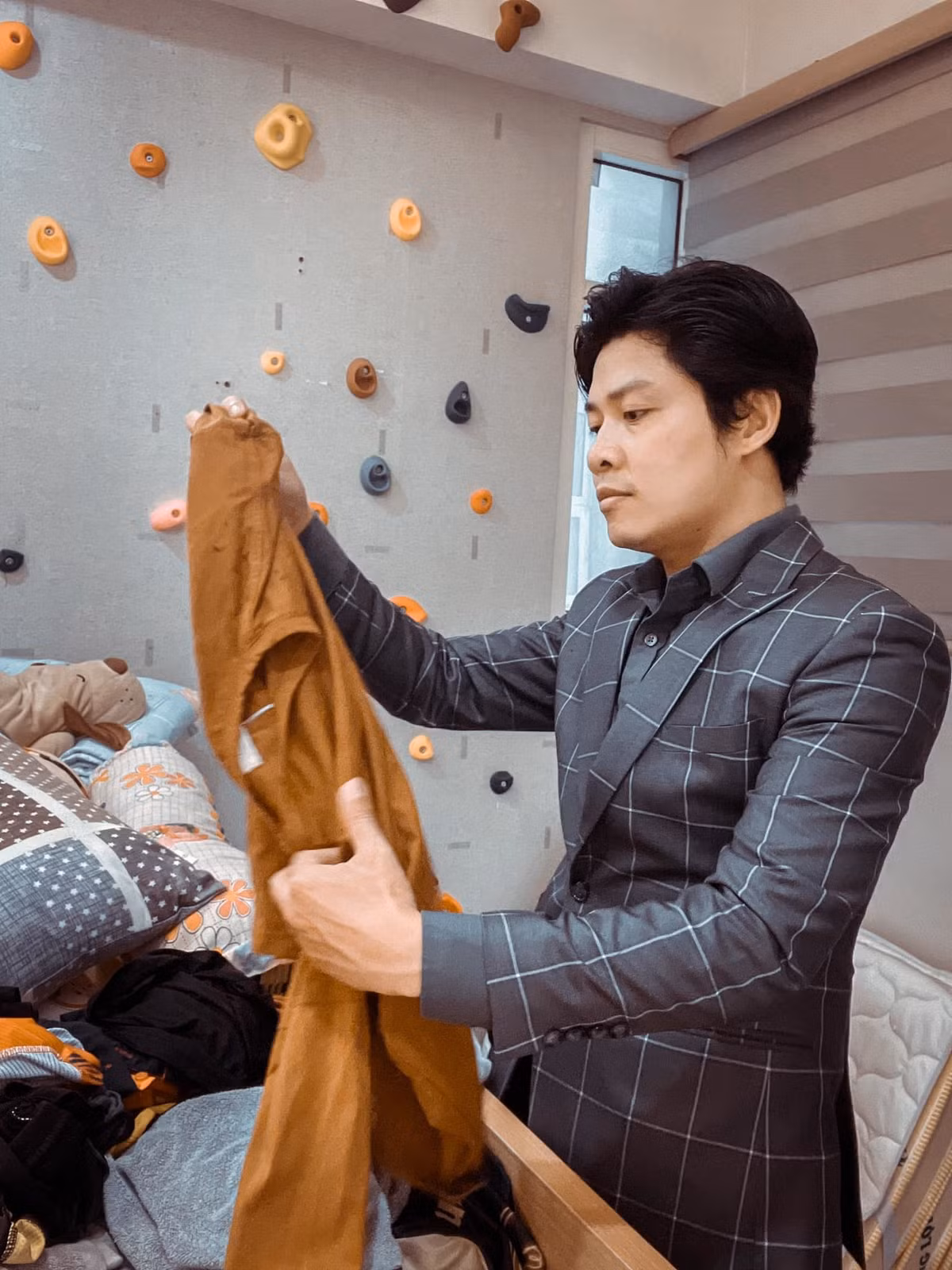 Nguyễn Văn Chung gây sốt với bộ ảnh mặc vest làm việc nhà mùa dịch.