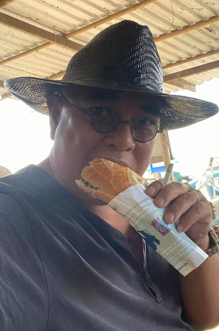 Nhà sản xuất Lê Tuấn Anh khoe bánh mì ngon.