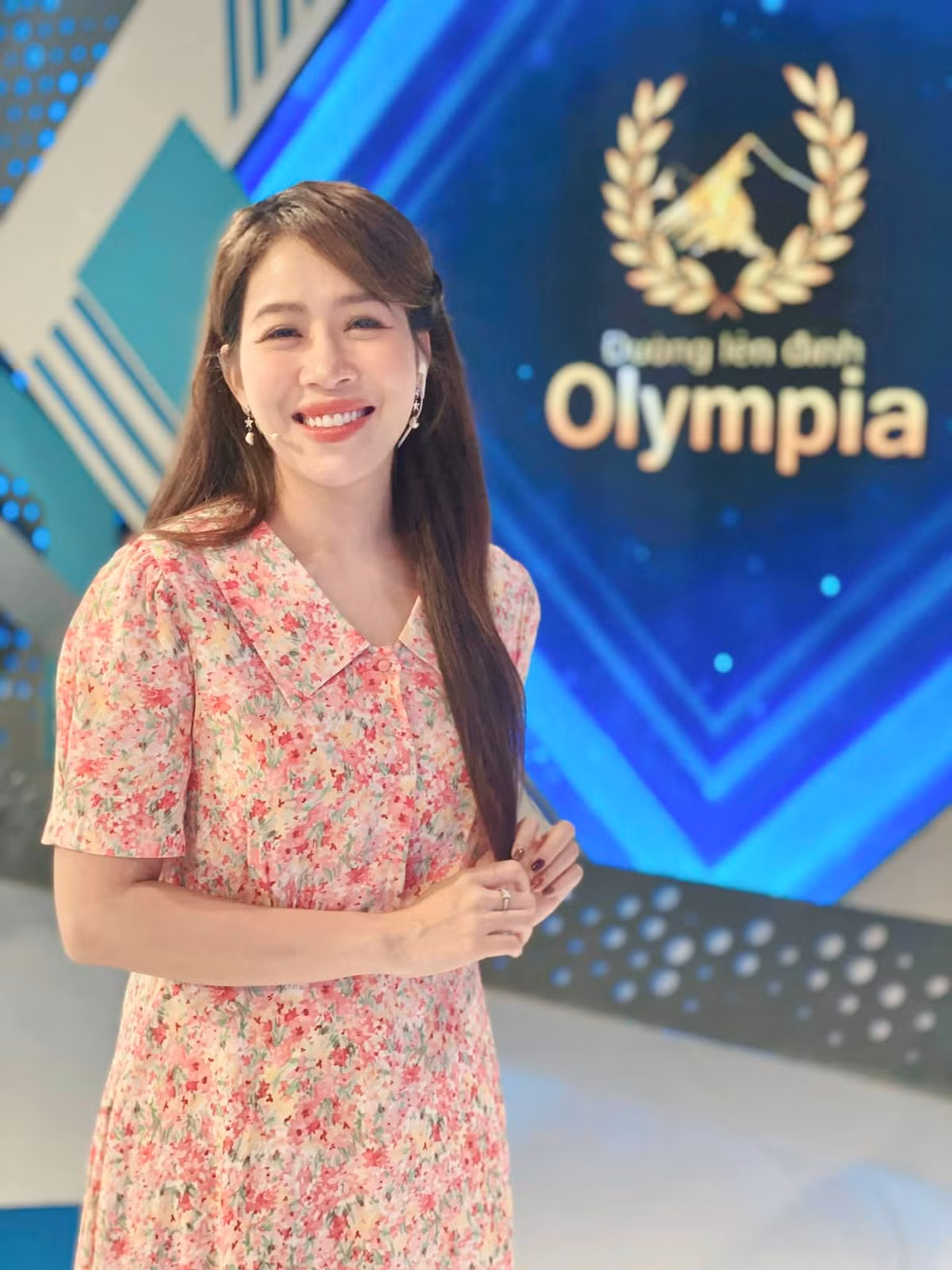 MC Diệp Chi chú thích: "Chân chỉ muốn khuỵu xuống mà ai đấy bảo cười đi là vẫn toét toe".