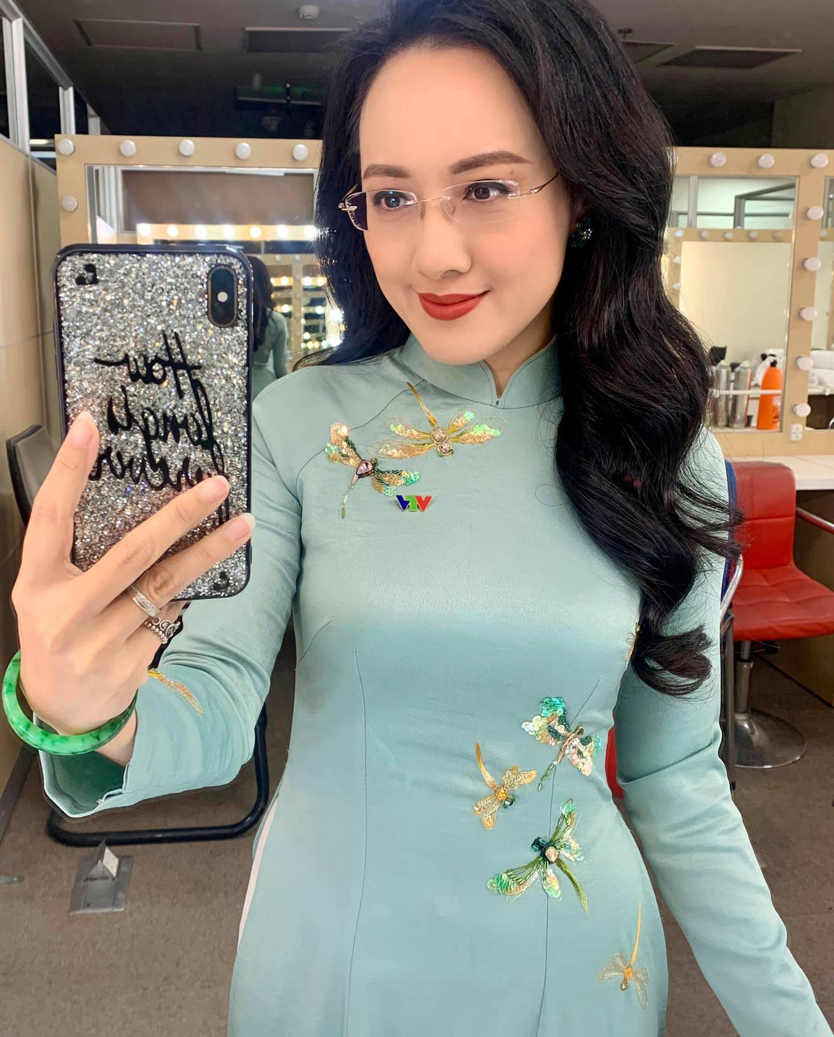 Sao Việt hôm nay 24/7: Ảnh selfie hiếm hoi của BTV Hoài Anh.