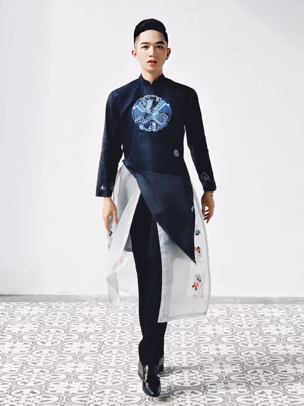 Nghệ sĩ Quốc Nghiệp tiếc thương diễn viên múa Mai Trung Hiếu: ''Thương em quá em trai ơi! Mãi nhớ về em người em đã cùng anh chinh chiến và chia sẻ những niềm vui và nỗi buồn. Tạm biệt em!''.