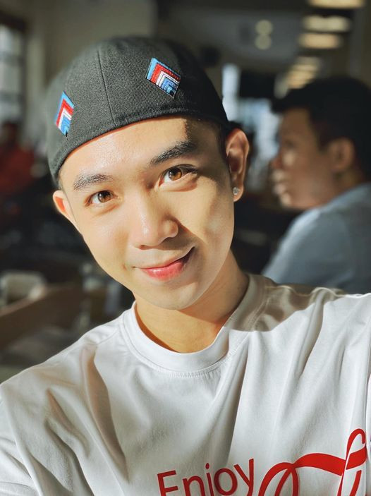 Năm 4 tuổi, Trung Hiếu đã lần đầu tiên lên sân khấu biểu diễn. Tới năm 2006, Trung Hiếu đi du học tại Học viện Nghệ thuật Quảng Tây (Trung Quốc). Năm 2012, trở về nước sau khi tốt nghiệp, Trung Hiếu đầu quân cho Nhà hát ca múa nhạc dân tộc Bông Sen TP.HCM.