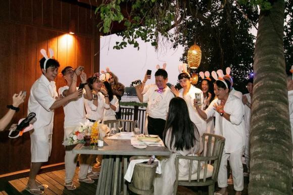 Không gian bàn tiệc lúc đầu chỉ có hai ghế ngồi khiến cư dân mạng tò mò. Hơn hết mọi người đoán đây chính là buổi cầu hôn lãng mạn của Huy Trần dành cho bạn gái Ngô Thanh Vân.