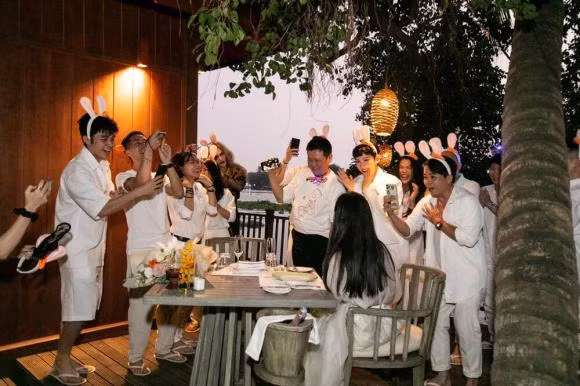 Không gian bàn tiệc lúc đầu chỉ có hai ghế ngồi khiến cư dân mạng tò mò. Hơn hết mọi người đoán đây chính là buổi cầu hôn lãng mạn của Huy Trần dành cho bạn gái Ngô Thanh Vân.