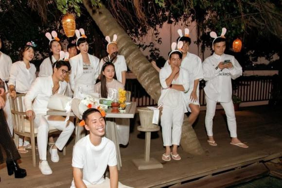 Đáng chú ý, trong chia sẻ mới đây của Xuân Lan, nữ siêu mẫu đã nhắc đến việc bạn bè gây bất ngờ cho Ngô Thanh Vân, kể cả các trợ lý và "bồ" của nữ diễn viên. Nhân vật "bồ" ở đây được cho là Huy Trần.