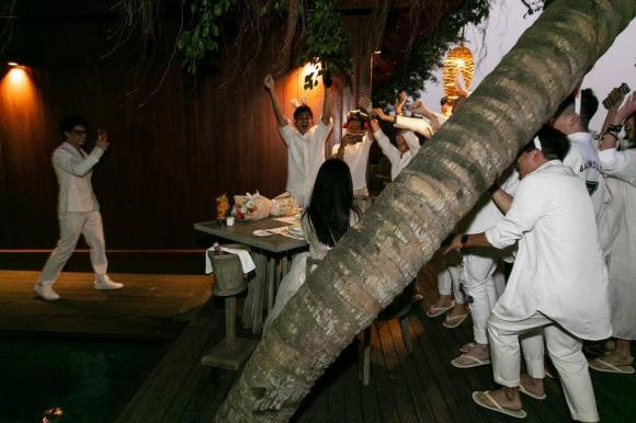  Nhưng đó chưa phải là hết, netizen mới đây còn phát hiện vô số chi tiết rộ lên nghi vấn CEO Việt kiều Huy Trần đã cầu hôn thành công với Ngô Thanh Vân. Theo đó, người đẹp đeo nhẫn ngón áp út khi lộ diện tại tiệc sinh nhật. Đáng chú ý hơn hết trong tất cả loạt ảnh mọi người chia sẻ, khung ảnh bàn tiệc lúc đầu chỉ có hai ghế ngồi và 1 bàn nhỏ cùng bó hoa tươi. Sau đó, để tạo bất ngờ Jun Phạm cùng đồng nghiệp lên kế hoạch "đánh úp" buổi tiệc cho nữ diễn viên.