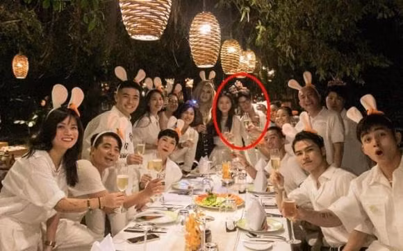 Tối qua (26/2), trong tiệc sinh nhật của Ngô Thanh Vân, ngoài hội bạn thân cũng có sự xuất hiện của CEO điển trai Huy Trần đã bên cạnh nhau ở trung tâm bức ảnh, nở nụ cười tươi như khẳng định mối quan hệ tình cảm. Đây có lẽ là lần đầu tiên "đả nữ" công khai chuyện yêu đương trước người hâm mộ. 