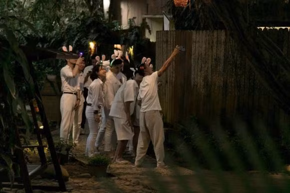 Mọi người diện dresscode trắng, cùng nhau đeo tai thỏ mừng sinh nhật Ngô Thanh vân.