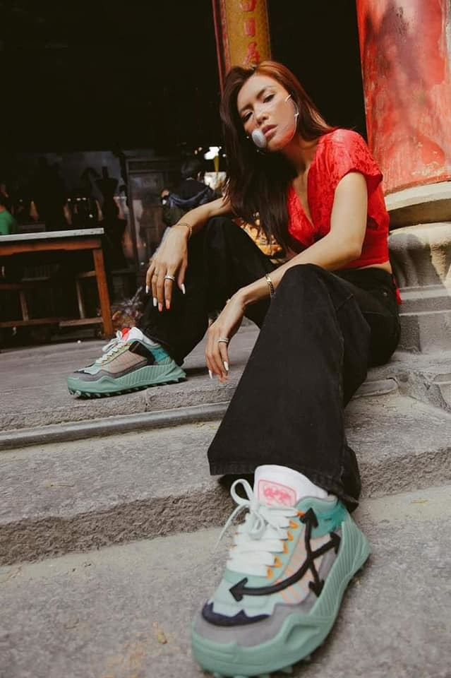 Sao Việt hôm nay 18/2: Bị chỉ trích vì trang phục và tạo dáng không phù hợp khi đi chùa, Minh Tú chính thức xin lỗi, hứa rút kinh nghiệm.