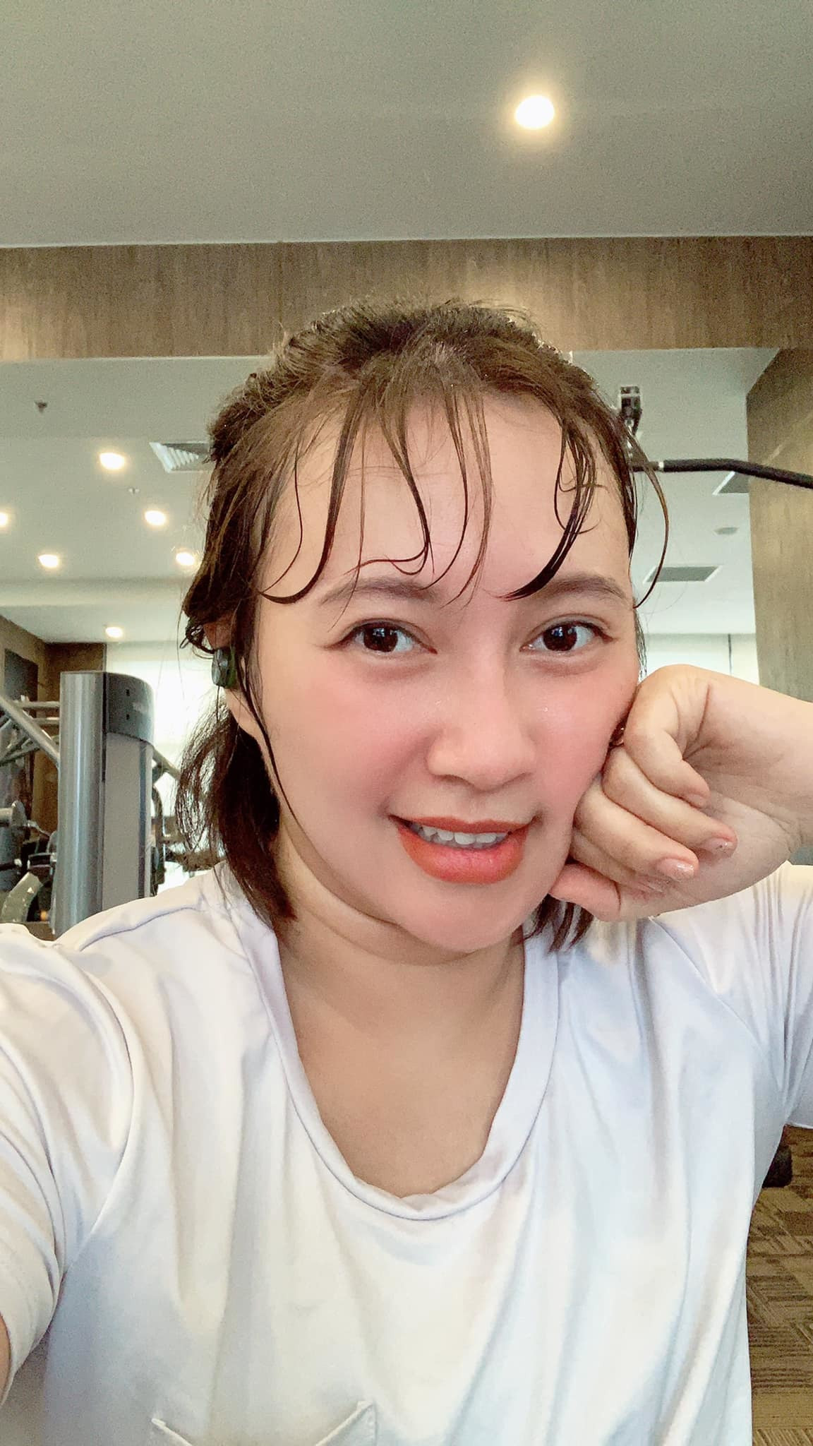 Khánh Linh mướt mồ hôi sau khi chạy 40 phút tại nhà.