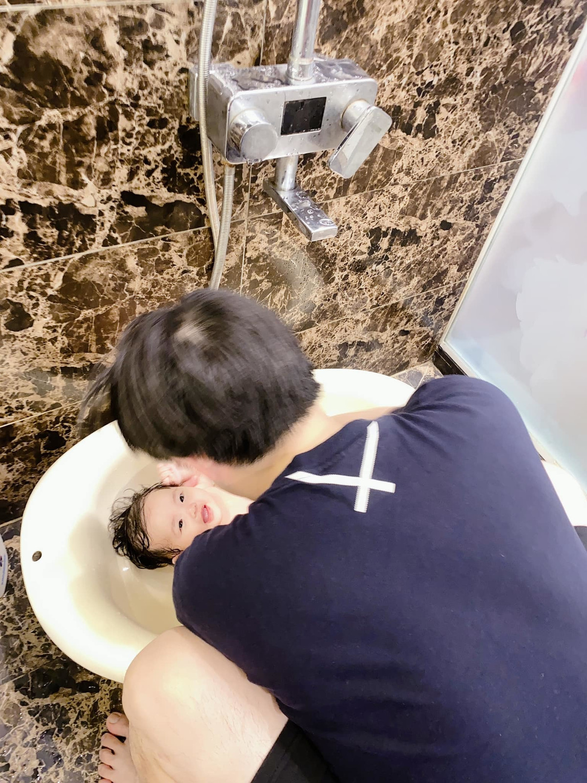 Đông Nhi "ghen tỵ" con gái quá hào hứng khi được ba Ông Cao Thắng tắm cho.