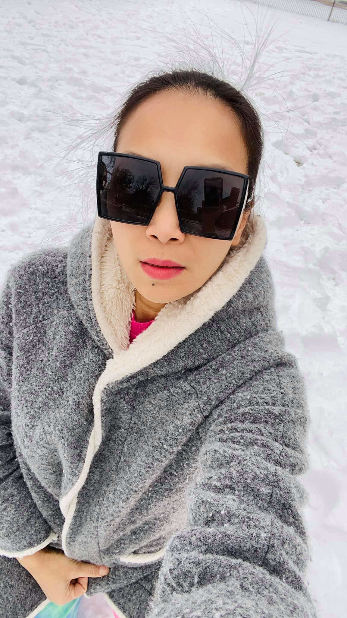 Đứng giữa trời tuyết, Hồng Ngọc nói: "Lạnh giá không hề giết chết chúng ta nhưng lạnh tình thương mới là kẻ giết người đáng sợ nhất".