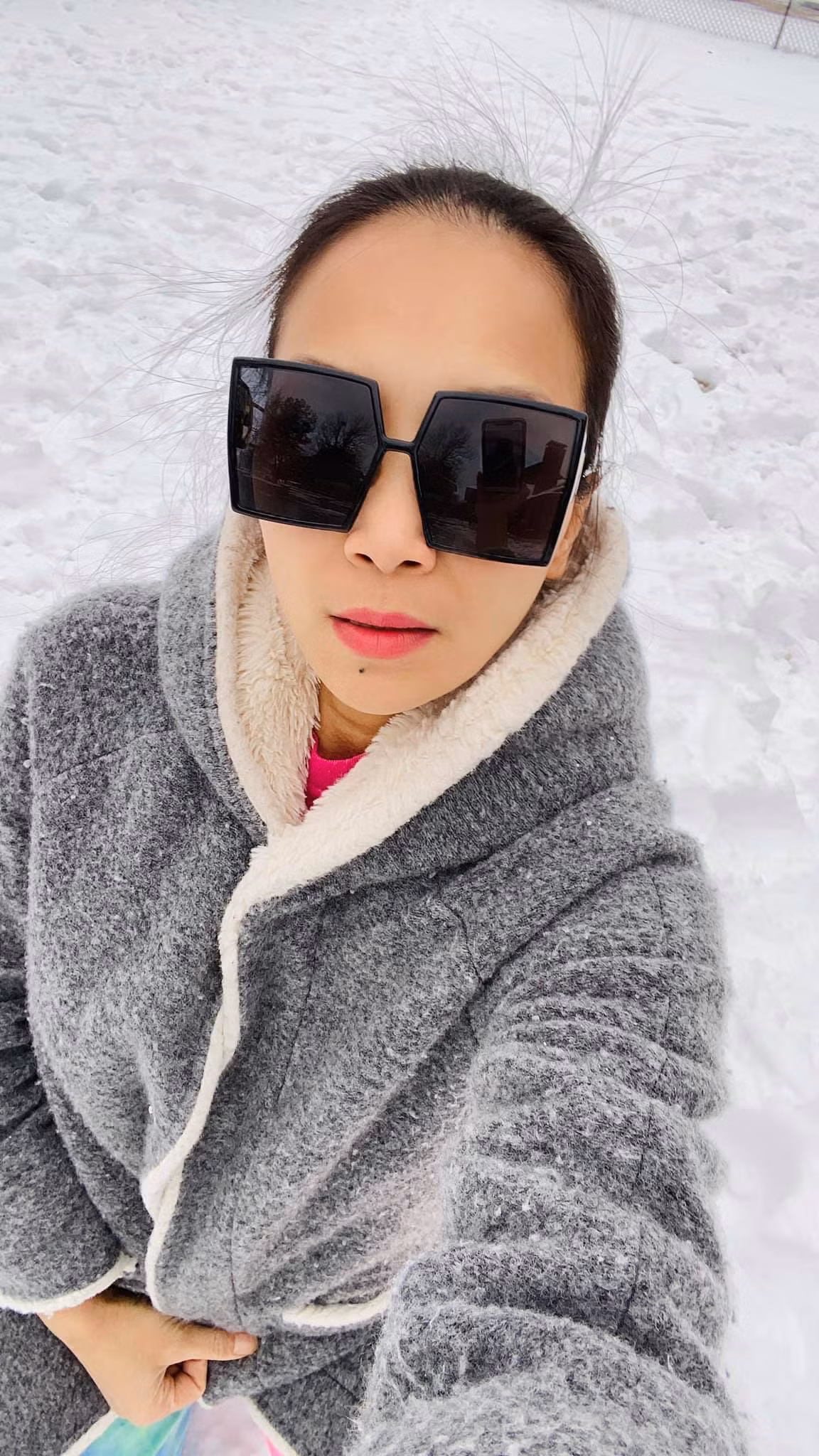 Đứng giữa trời tuyết, Hồng Ngọc nói: "Lạnh giá không hề giết chết chúng ta nhưng lạnh tình thương mới là kẻ giết người đáng sợ nhất".