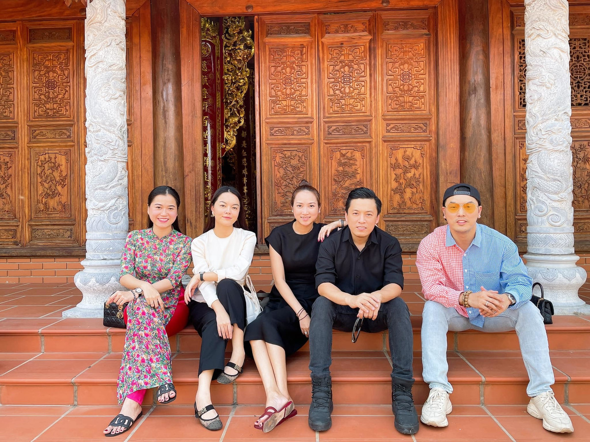 Phạm Quỳnh Anh, vợ chồng Lam Trường và Ưng Hoàng Phúc đến thắp hương tại Đền thờ Tổ của danh hài Hoài Linh.