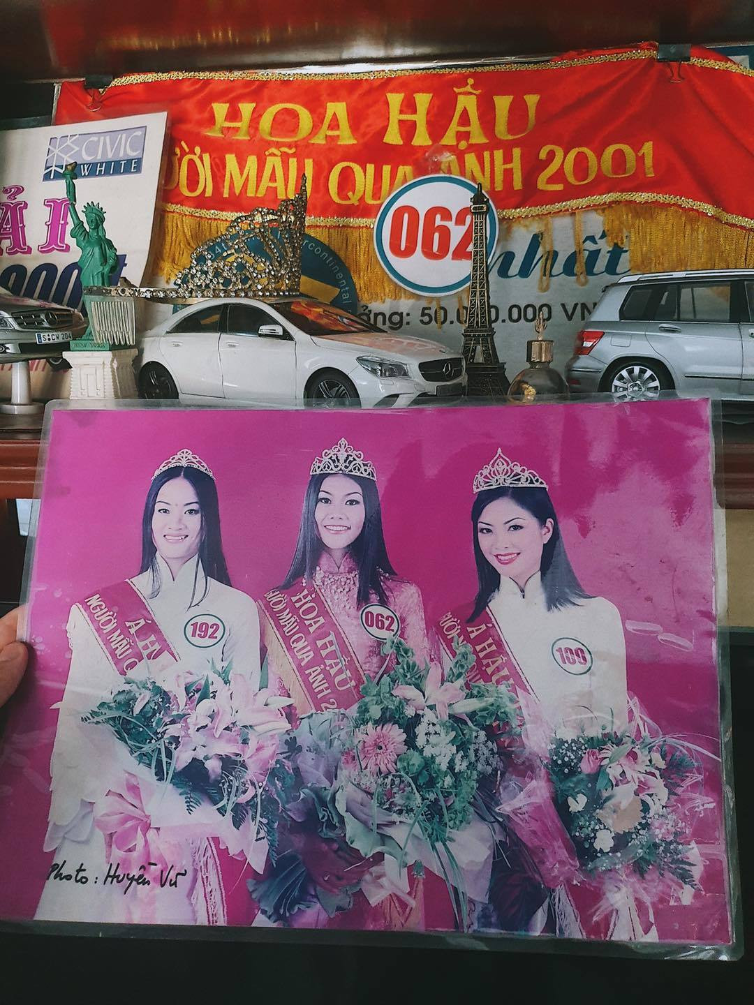 Siêu mẫu Thanh Hằng nhớ thời đăng quang Hoa hậu người mẫu qua ảnh năm 2001 với vẻ ngoài ngây ngô cùng đôi chân mày lá liễu.