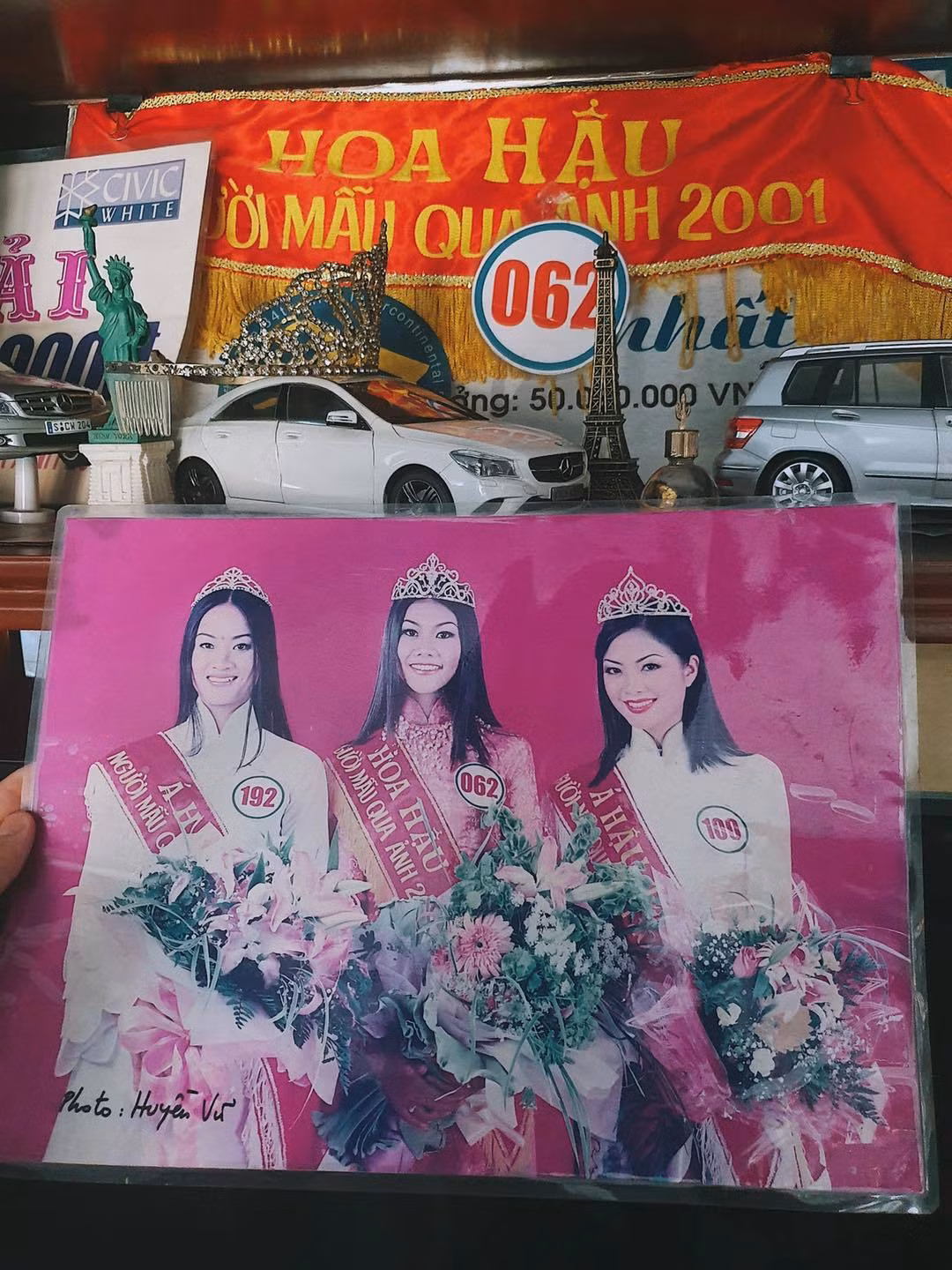 Siêu mẫu Thanh Hằng nhớ thời đăng quang Hoa hậu người mẫu qua ảnh năm 2001 với vẻ ngoài ngây ngô cùng đôi chân mày lá liễu.