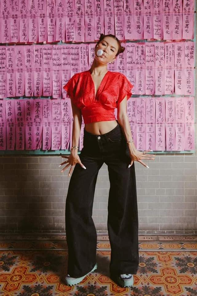 Cô giải thích đã ăn mặc chỉnh tề lúc vào chính điện thắp hương, khi ra khuôn viên chụp ảnh mới thay trang phục khác.