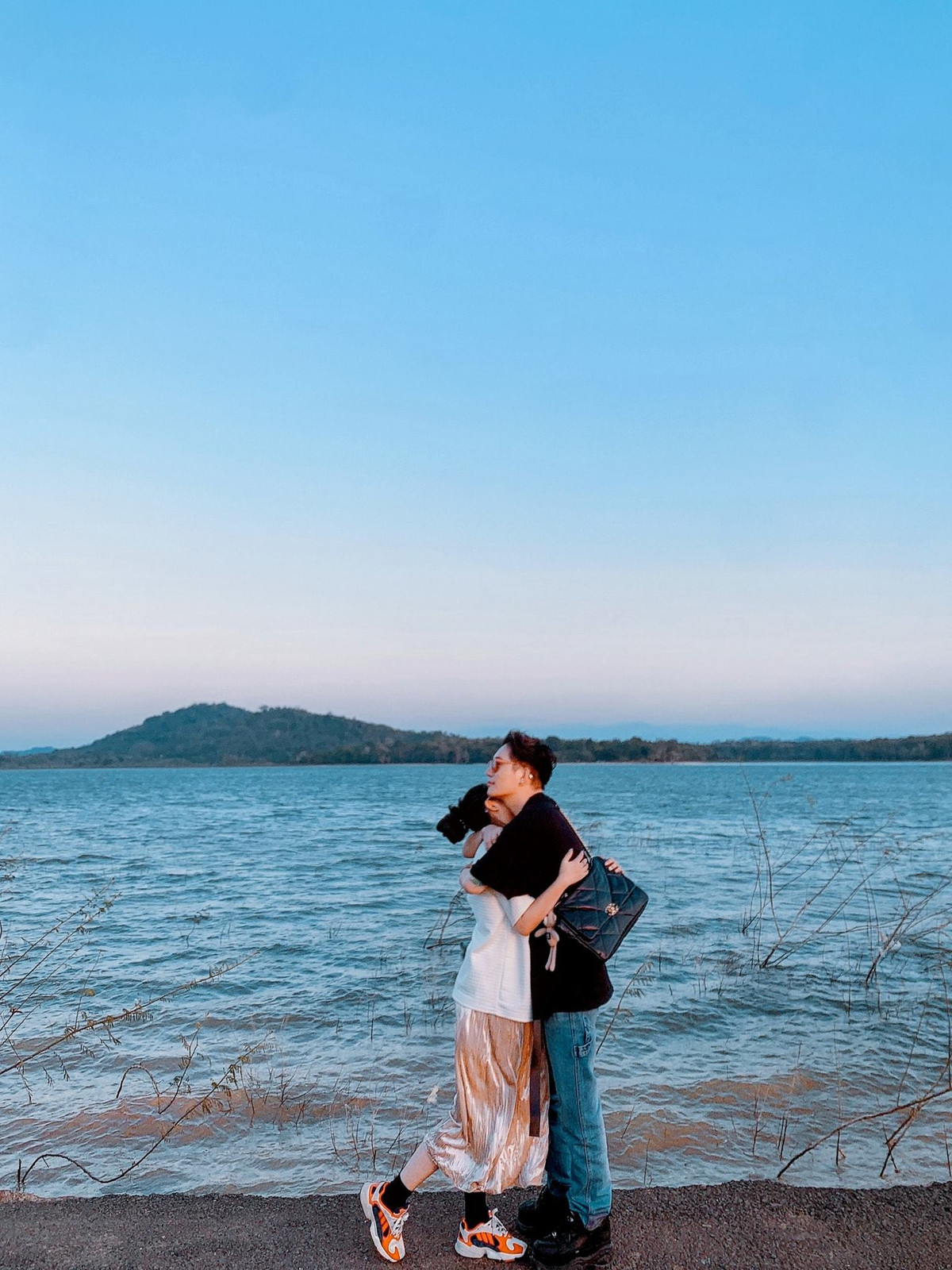 Châu Đăng Khoa ôm chặt 1 cô gái, hỏi: "Tình yêu là gì mà khiến tim ta ngu si?".