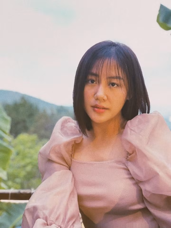 "Không có ai quy định một bông hoa khi lớn lên phải trở thành hoa hướng dương hay hoa hồng. Hãy sống theo cách mà bạn thấy hạnh phúc nhất", ca sĩ Văn Mai Hương nêu quan điểm sống.