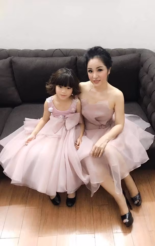Thuý Nga đăng ảnh con gái cách đây hơn 3 năm và giờ cô bất ngờ vì con chỉ cao 10cm nữa là bằng mẹ.