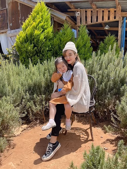 Vợ cũ của ca sĩ Hoài Lâm bình yên bên con gái.