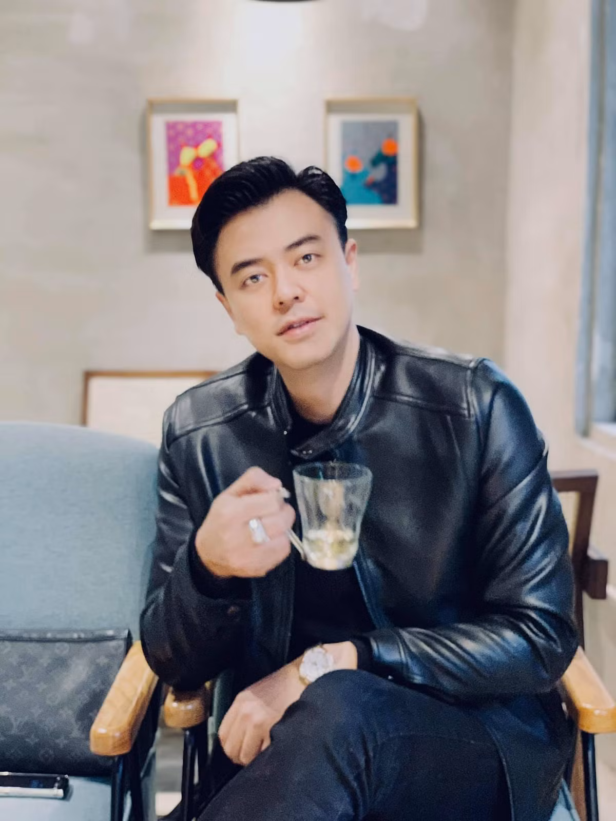 MC Tuấn Tú tận hưởng ly cà phê cuối tuần.