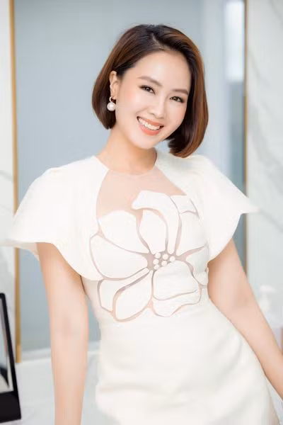 Diễn viên Hồng Diễm tinh khôi với váy trắng.