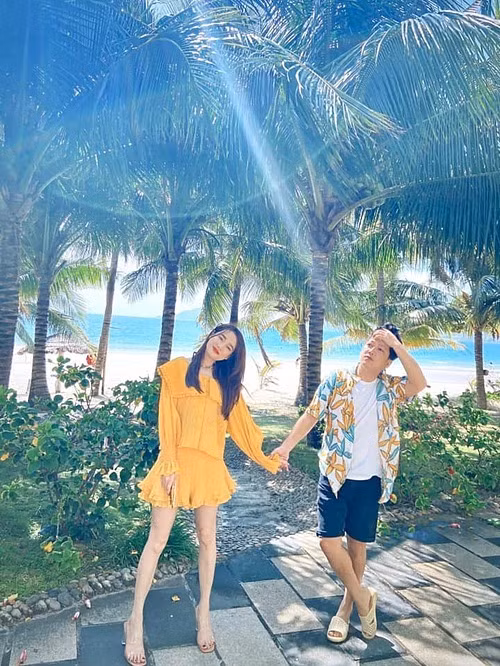 Trường Giang và Nhã Phương đi nghỉ dưỡng bên nhau.