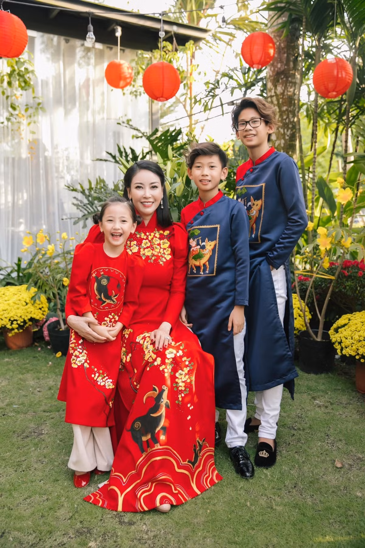 Hoa hậu Hà Kiều Anh mặc áo dài cùng 3 con.