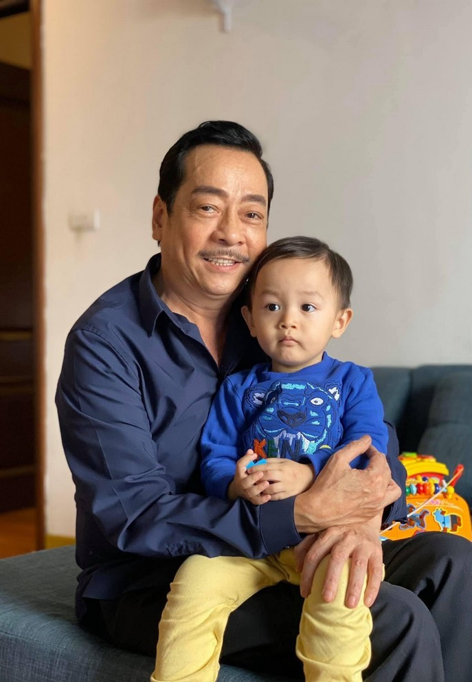 NSND Hoàng Dũng từng không ít lần chia sẻ niềm vui khi bên cháu trai. Trên trang cá nhân, ông thường đăng tải những khoảnh khắc sum vầy bên Bảo Nam với những lời tình cảm dành cho bé.
