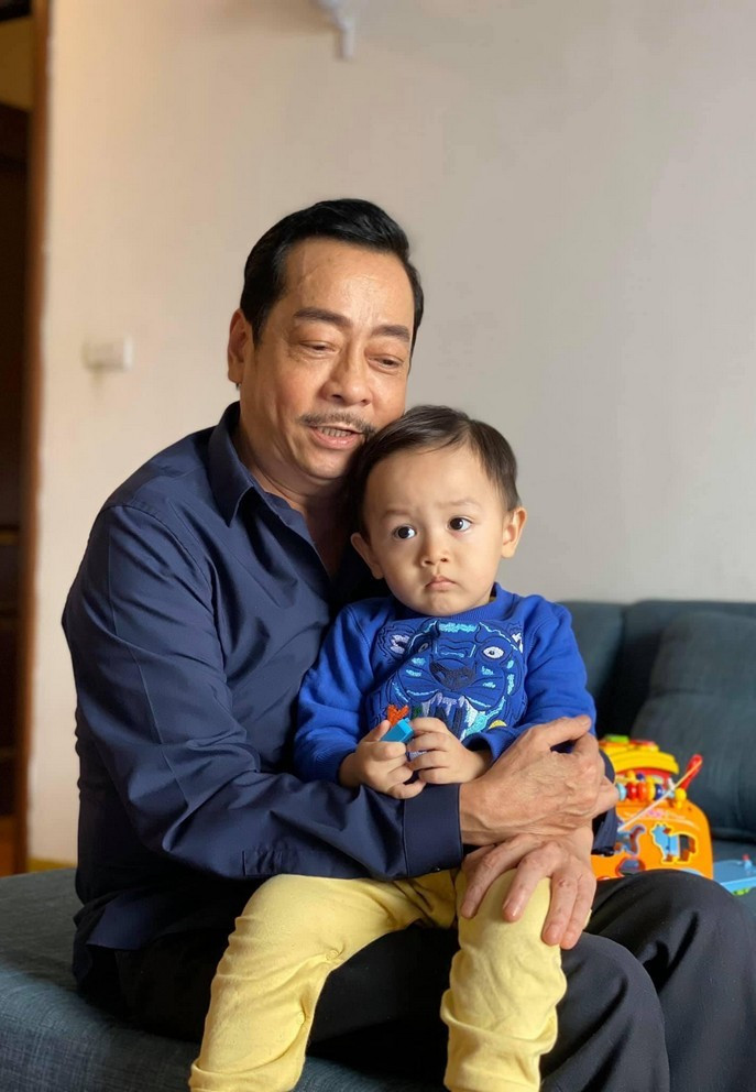 Nghệ sĩ Hoàng Dũng từng tâm sự, ngoài giờ đóng phim ông thường dành toàn thời gian ở nhà và chơi đùa cùng cháu. Bảo Nam cũng tỏ ra quấn ông, thích được nam diễn viên bế và dạo quanh nhà vào mỗi buổi chiều tối.