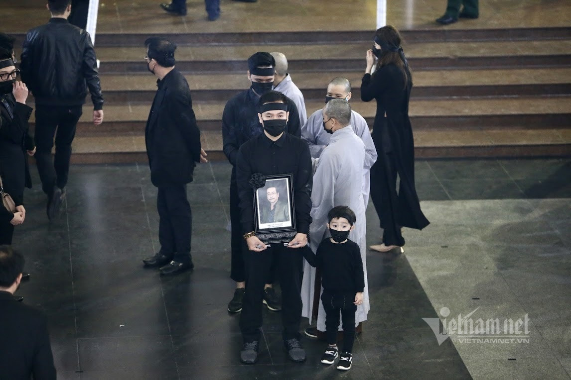 Lúc sinh thời, NSND Hoàng Dũng là một nghệ sĩ mẫu mực, yêu nghề và hết lòng với đồng nghiệp. Ngoài sự nghiệp nghệ thuật, ông còn là người chồng, người bố, người ông dành trọn vẹn tình yêu thương cho gia đình.