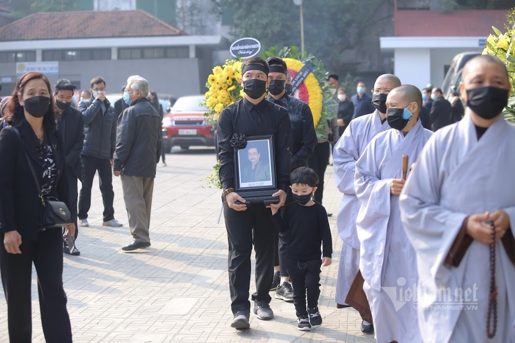 Đặc biệt hình ảnh cháu nội của cố diễn viên ngơ ngác, buồn rầu tại lễ tang khiến những người có mặt không cầm được nước mắt.