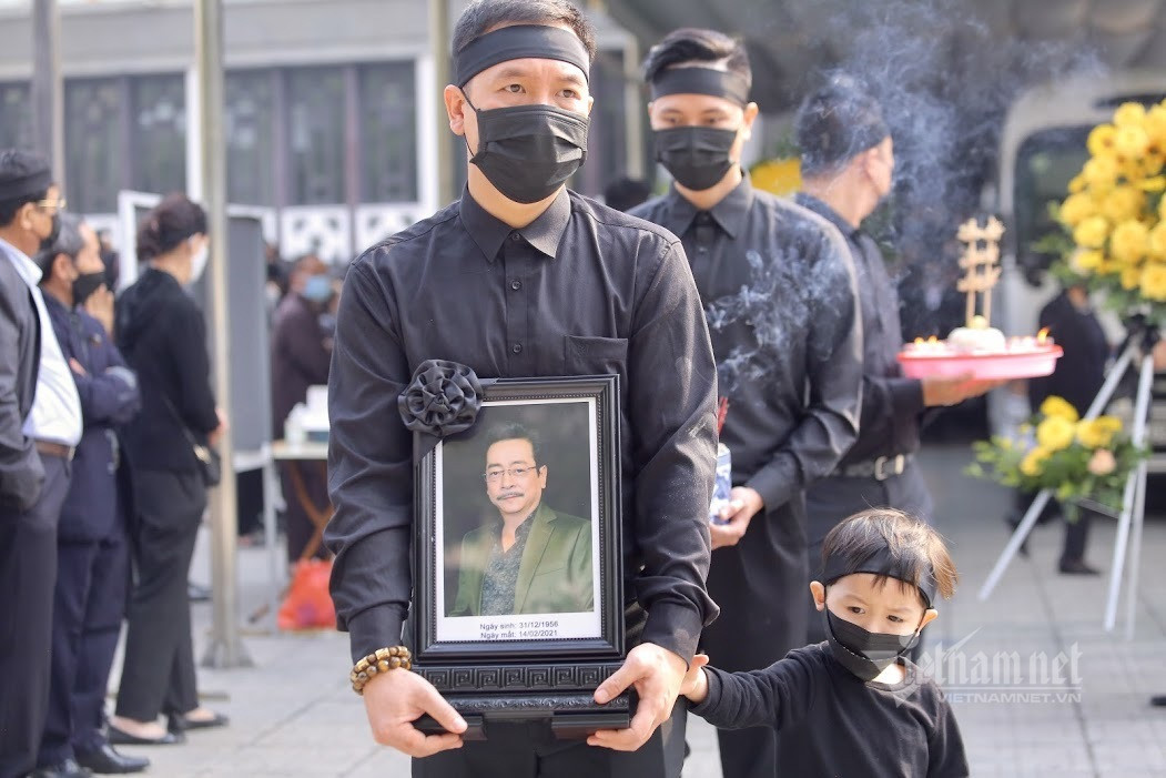 2 con trai của cố diễn viên cầm di ảnh và lư hương cùng gia đình tiễn đưa NSND Hoàng Dũng về quê Hưng Yên gây xúc động.