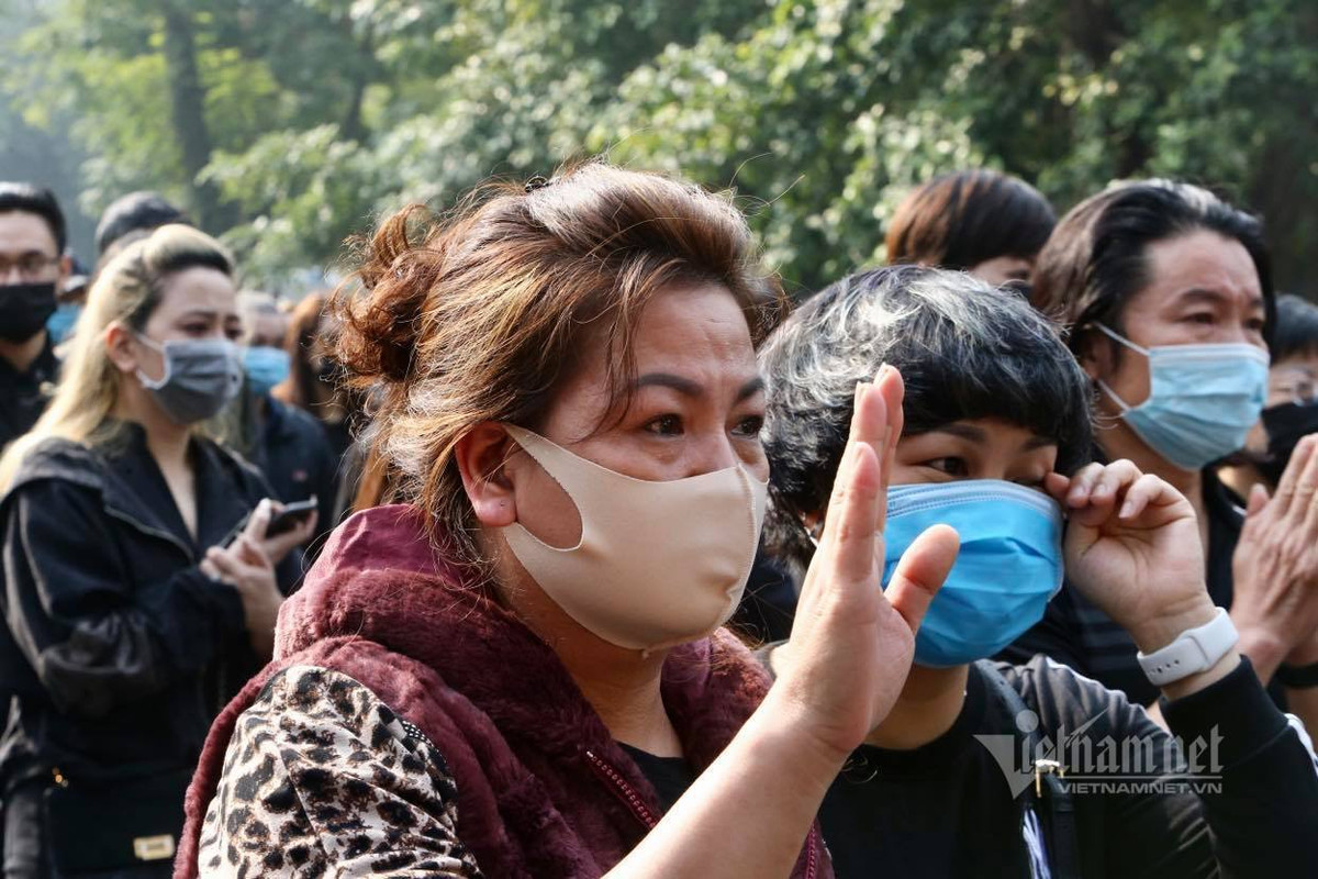 Những giọt nước mắt, cái vẫy tay lần cuối của các đồng nghiệp tiễn đưa người nghệ sĩ tài năng NSND Hoàng Dũng.