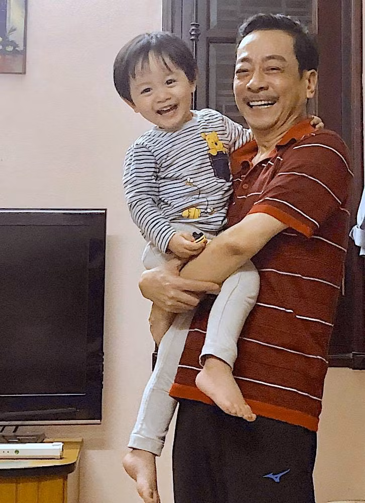 Thành viên nhỏ nhất trong gia đình được cố diễn viên luôn tự hào mỗi khi nhắc đến là cháu nội đích tôn Hoàng Bảo Nam (tên gọi ở nhà Hippo). Cậu bé là con đầu lòng của con trai lớn Hoàng Duy.