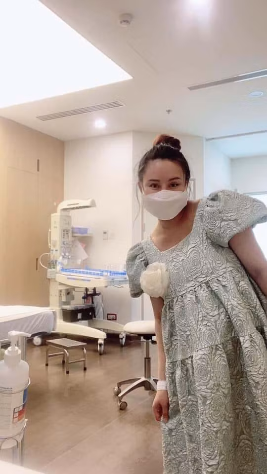 Vy Oanh sinh con thứ 3.