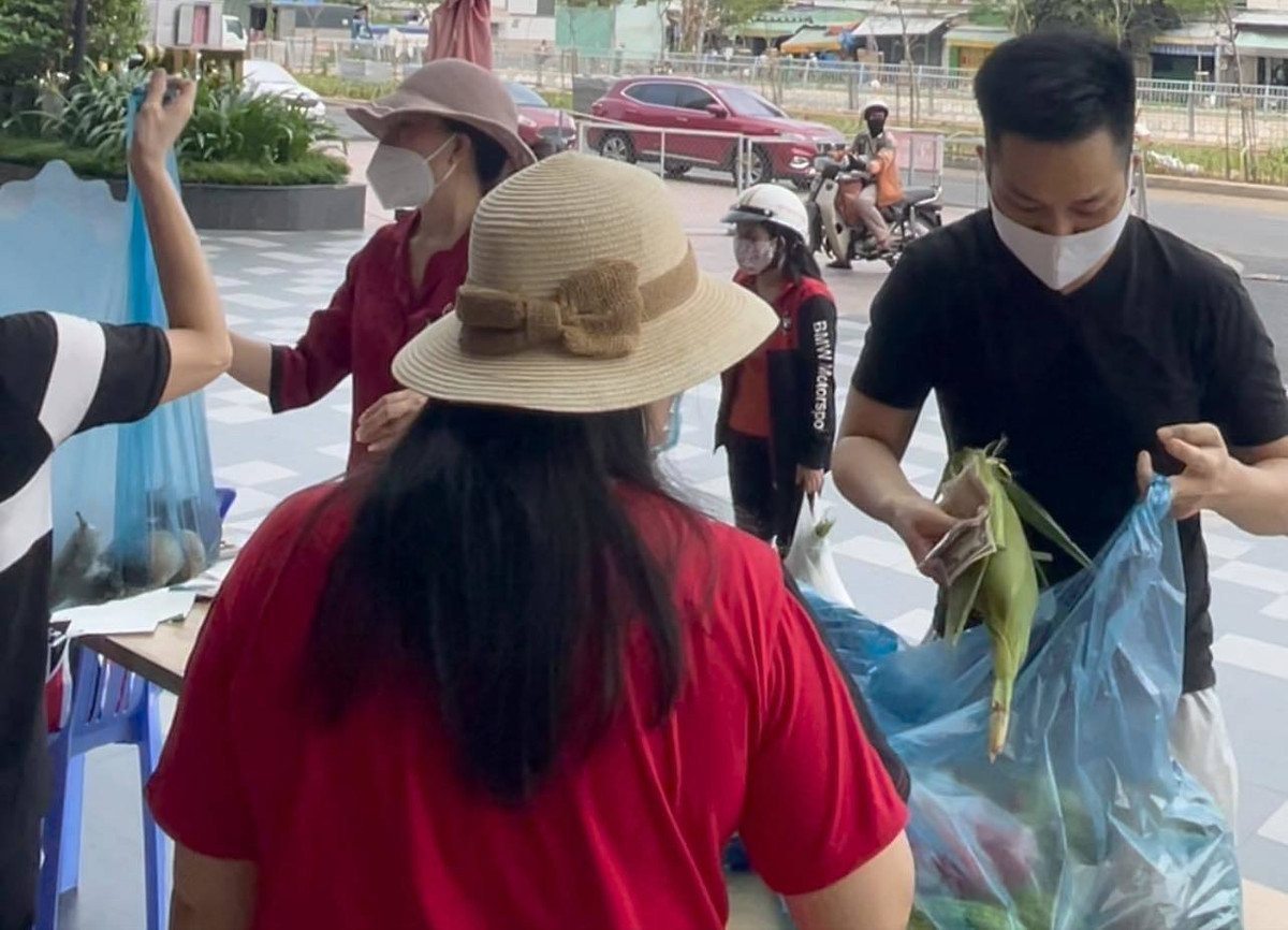 Quách Tuấn Du cảm ơn người bán rau củ với mức giá hỗ trợ mùa dịch.