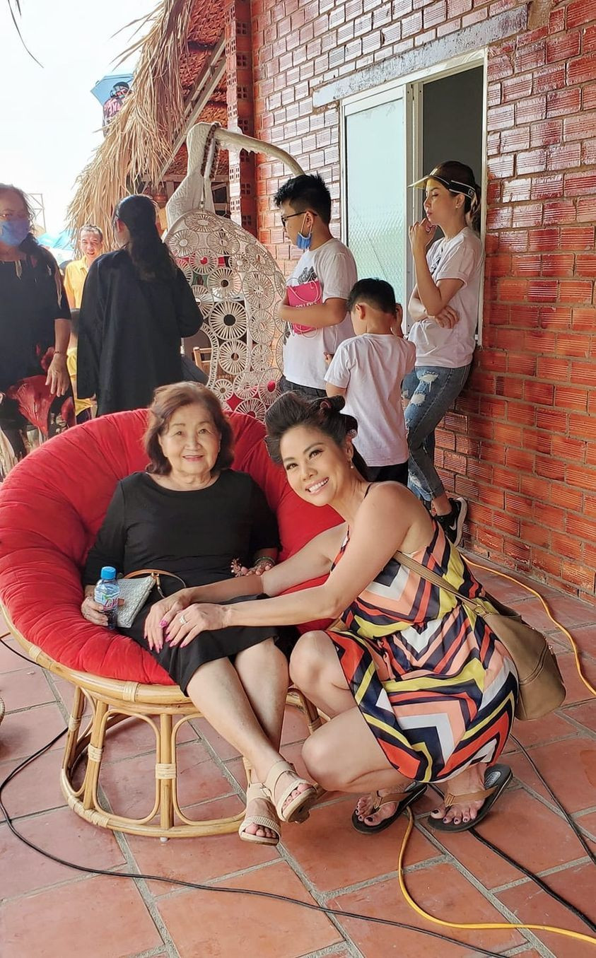 Hồ Lệ Thu mừng thọ mẹ.