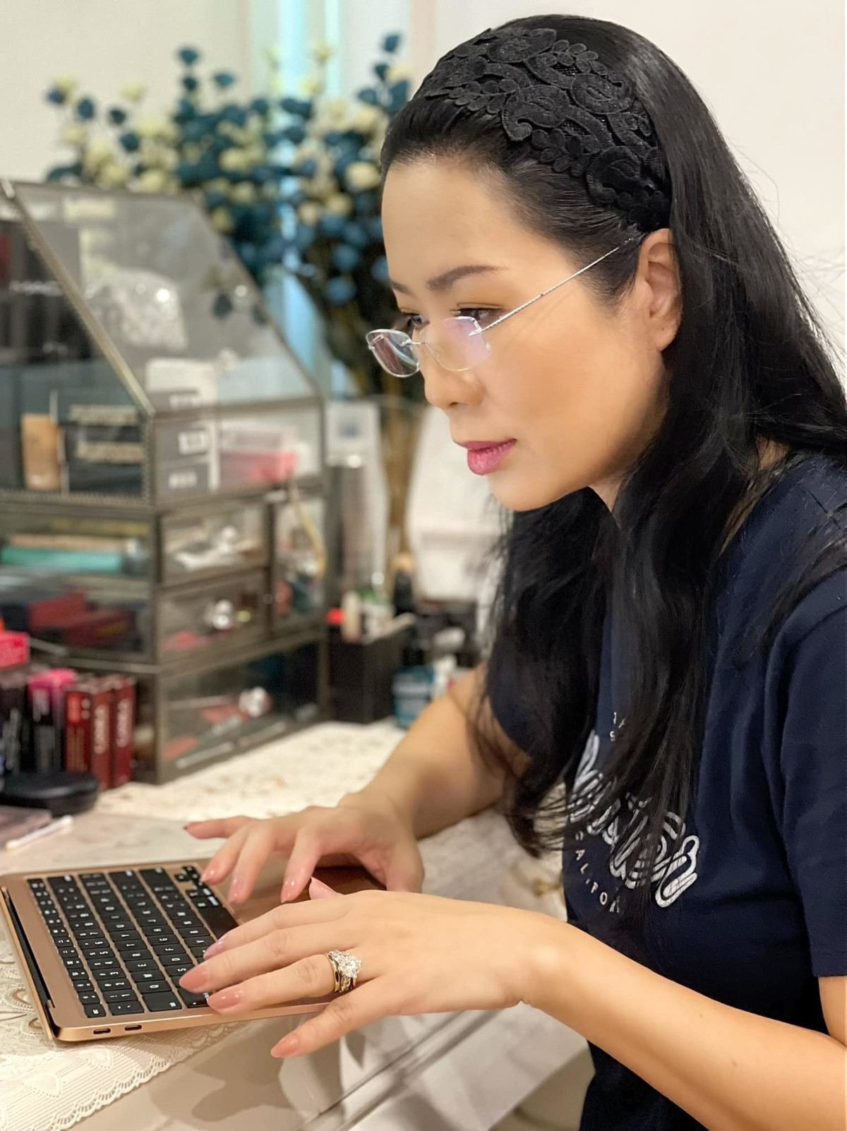 "Nữ sinh viên" Trịnh Kim Chi học online mùa dịch, không để phí thời gian.