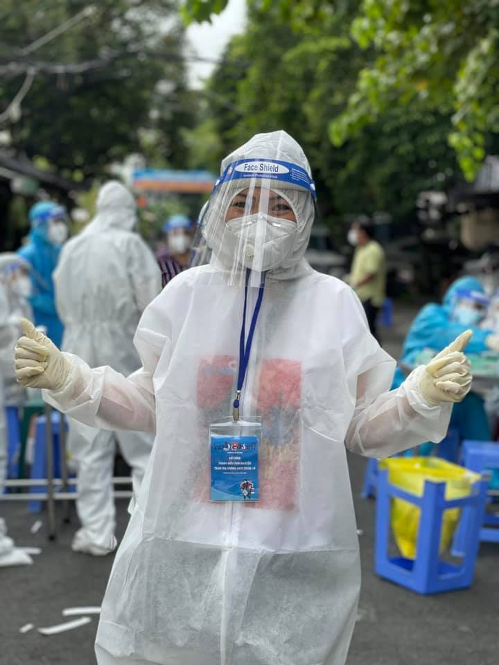 Phương Thanh cùng nhóm tình nguyện viên đã điều phối hiệu quả giúp các y bác sĩ lấy mẫu xét nghiệm.