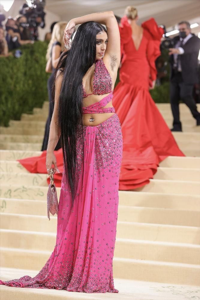 ourdes Leon là con đầu lòng của Madonna với người yêu cũ Carlos Leon. Cô gái 25 tuổi được cho là bản sao của bà mẹ nổi tiếng thời trẻ khi cũng sở hữu sắc vóc cực nóng bỏng hoang dại và tính cách, gu thời trang cũng nổi loạn không kém Madonna khi mới lớn.