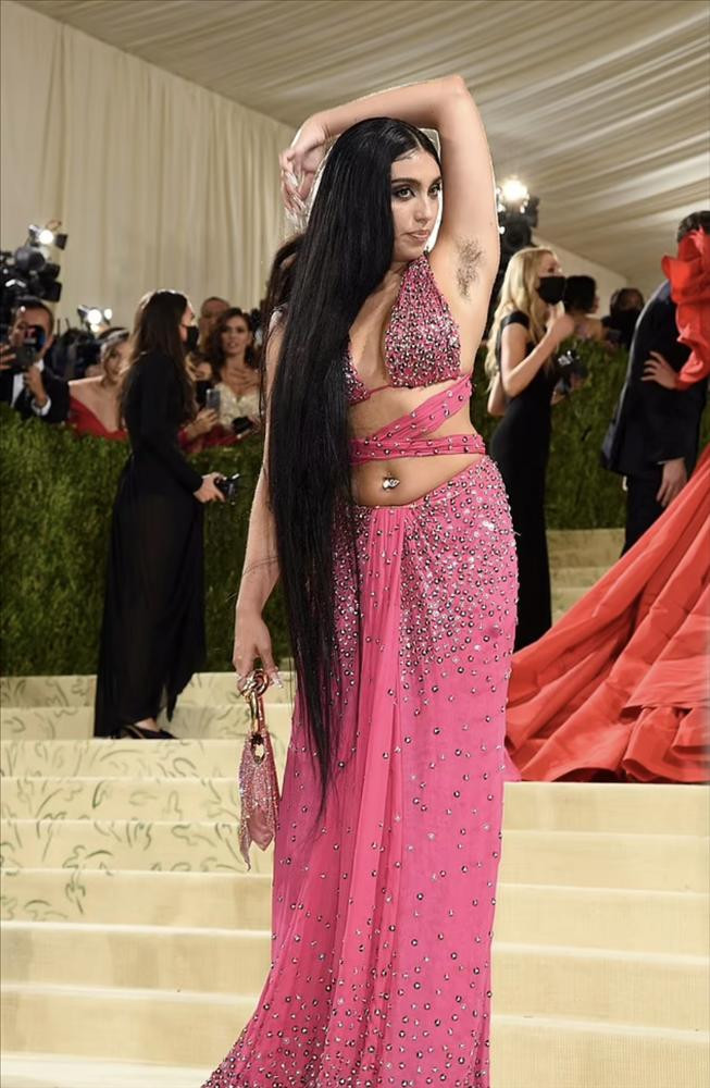 Tại thảm đỏ Met Gala 2021, con gái Madonna làm khách mời với bộ đầm hot pink khá quyến rũ.