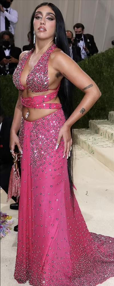 ô chọn rất nhiều dáng pose và dáng nào cũng phải khoe được "vi-ô-lông" cả.