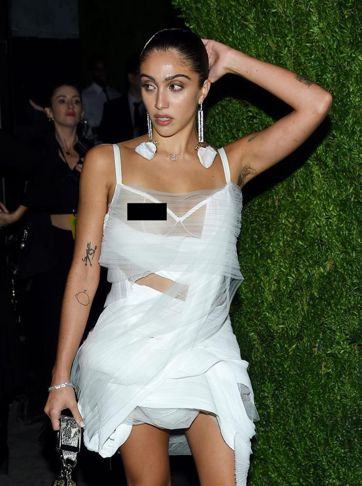 Lourdes Leon cùng Bella Hadid và các chân dài Gen Z được Vogue gọi là "thế hệ mới thay đổi ngành công nghiệp thời trang". Không mang cái mác là Rich Kid - con của đại danh ca Madonna, Lourdes sớm biết cách kiếm tiền, tự trang trải học phí trong thời gian học đại học, không nhìn vào gia sản gần một tỷ USD của mẹ.