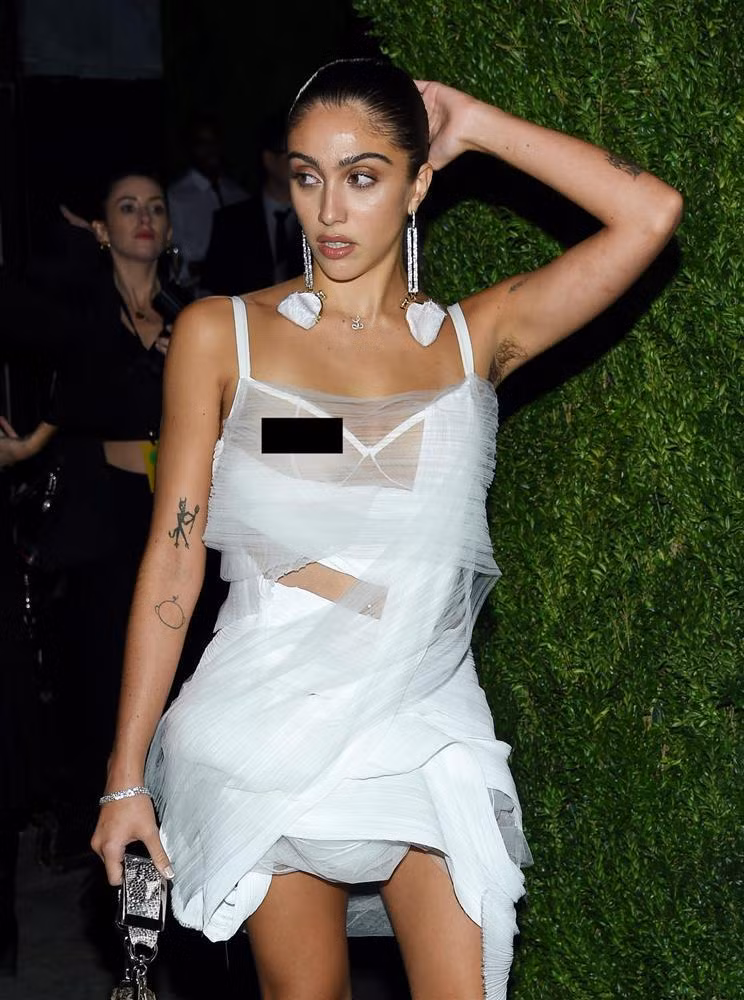 Lourdes Leon cùng Bella Hadid và các chân dài Gen Z được Vogue gọi là "thế hệ mới thay đổi ngành công nghiệp thời trang". Không mang cái mác là Rich Kid - con của đại danh ca Madonna, Lourdes sớm biết cách kiếm tiền, tự trang trải học phí trong thời gian học đại học, không nhìn vào gia sản gần một tỷ USD của mẹ.