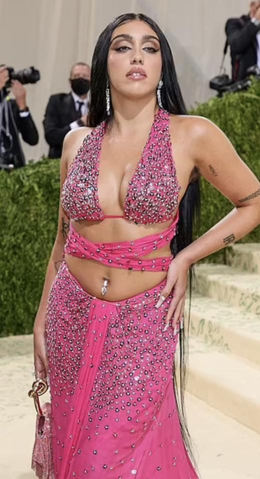 Tuy nhiên, loạt đá và sequin đính lên váy cũng không thể nào thu hút sự chú ý bằng phần dưới cánh tay rậm rạp của chân dài này được.