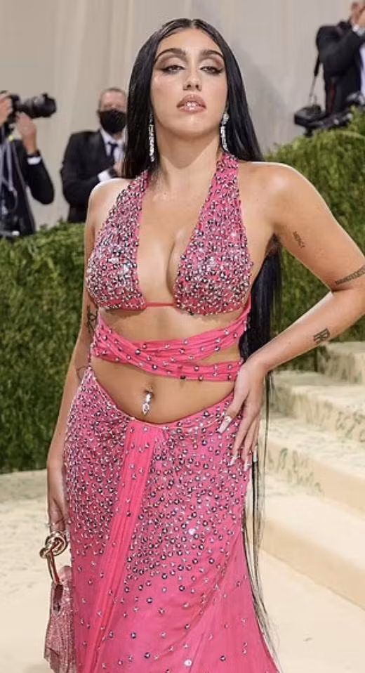 Tuy nhiên, loạt đá và sequin đính lên váy cũng không thể nào thu hút sự chú ý bằng phần dưới cánh tay rậm rạp của chân dài này được.