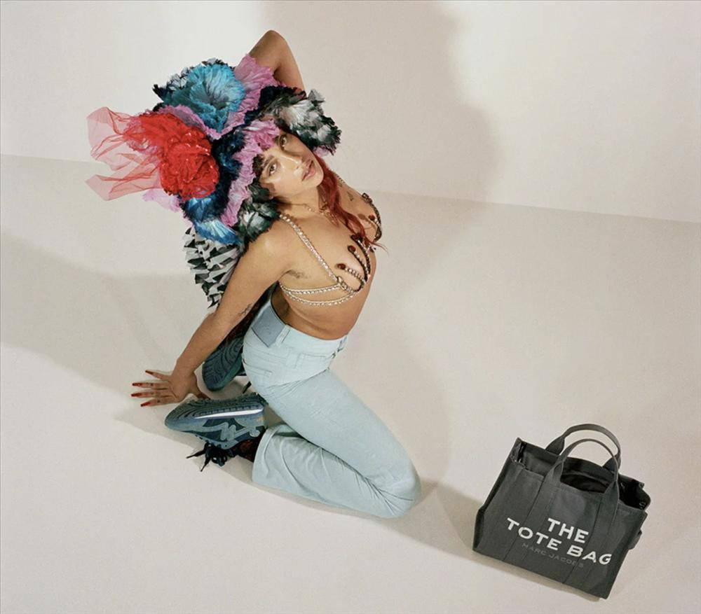 Tuy nhiên gia thế cũng là yếu tố giúp cô gái sinh năm 1996 được nhiều nhà mốt săn đón. Cô chẳng ngại khoe lông rậm rạp vùng dưới cánh tay trong chiến dịch mới của Marc Jacobs.