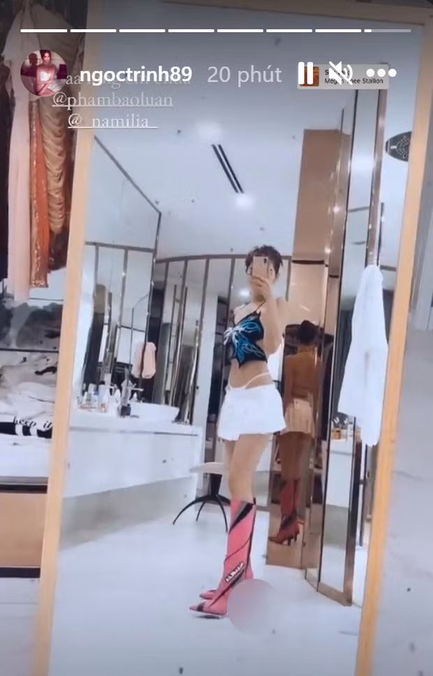 Mặc kệ cư dân mạng ném đá, Ngọc Trinh vẫn tậu cho bằng được một đôi boots của hãng với phần gót phản cảm này.
